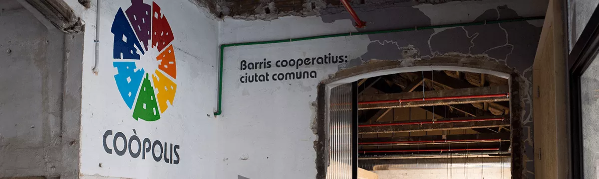 Imatge del logo de Coòpolis, l'ateneu cooperatiu de Barcelona, a la paret dels seus espais