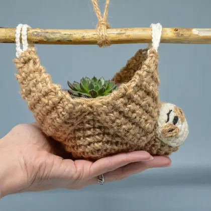 Crochet pattern sloth plant hanger, wall planter indoor