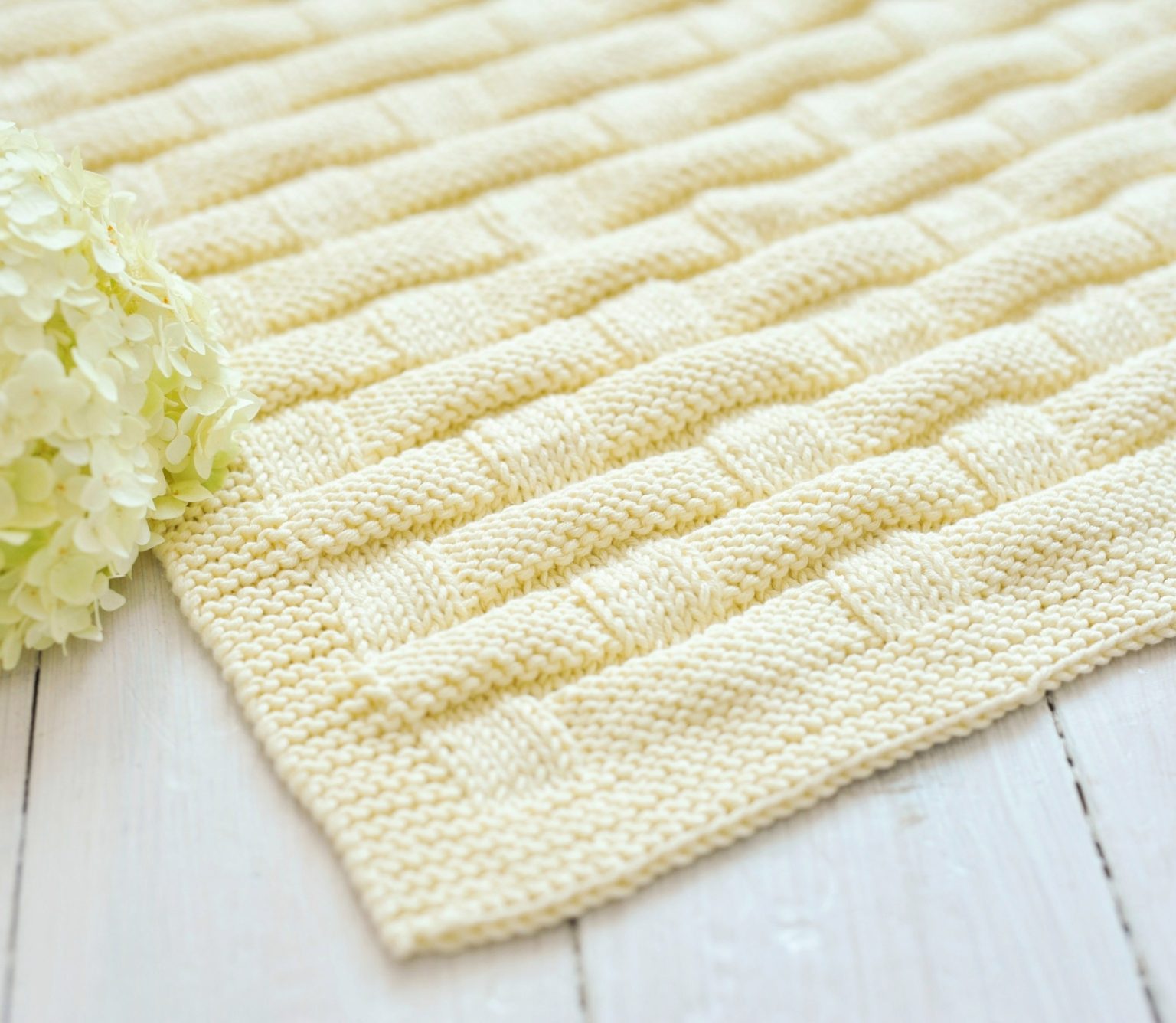 Easy baby blanket knitting pattern - 2 knit and purl stitch