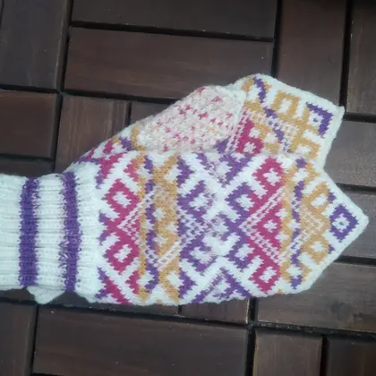 Women's hand-knitted wool mittens 1