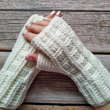 Crochet fingerless gloves for women patterns, for beginners or any level crocheter. Fingerless gloves crochet are great because they keep your hands warm on chilly days, and your fingers free to move. This fingerless gloves warm pattern makes great gifts for women.