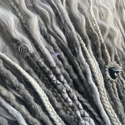 grey synthetic dreads de and se dreadlocks with curls