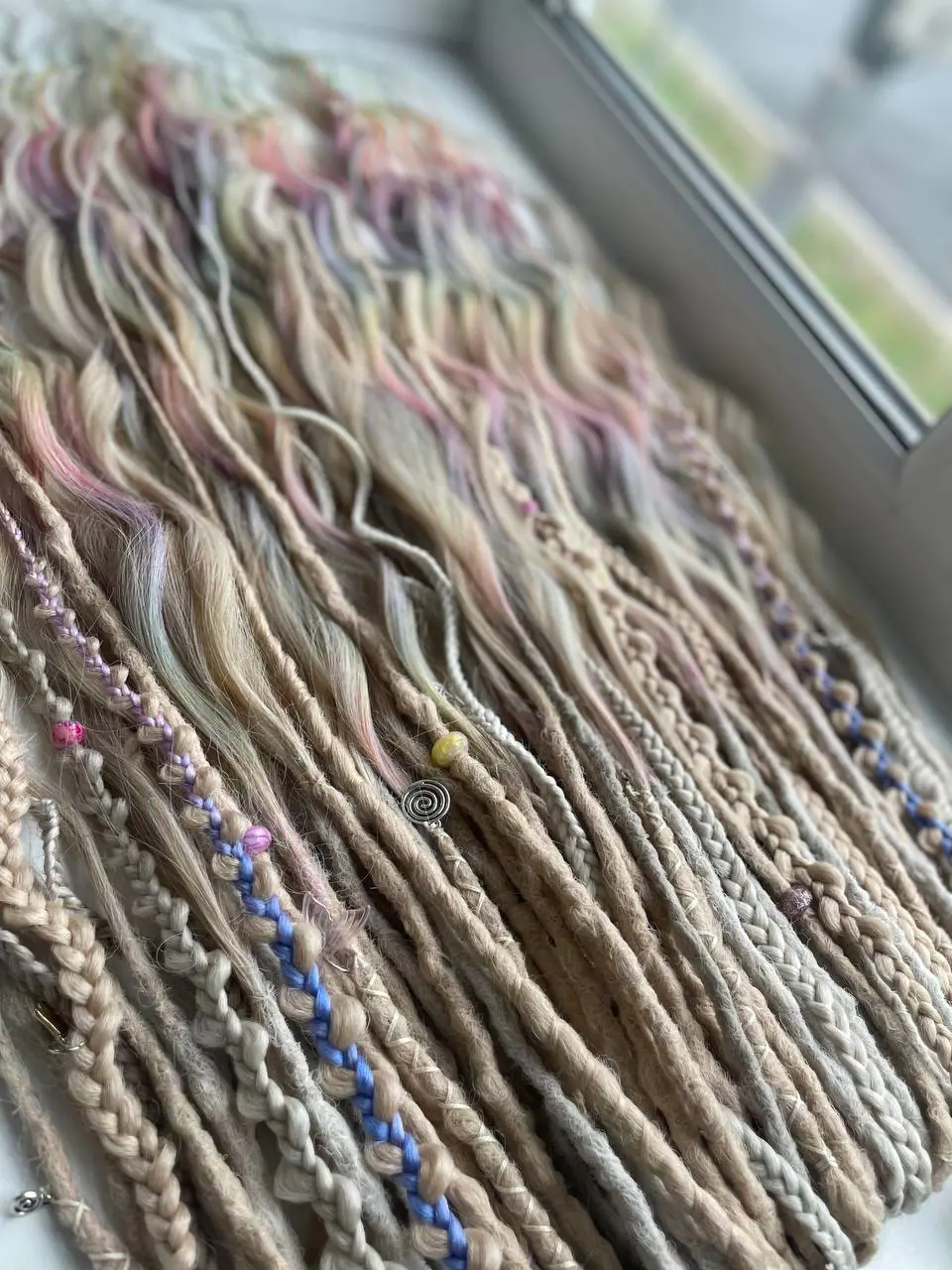 IN STOCK dreads dreadlocks with curls rainbow blond 4 IN STOCK dreads dreadlocks with curls rainbow blond - Image 4