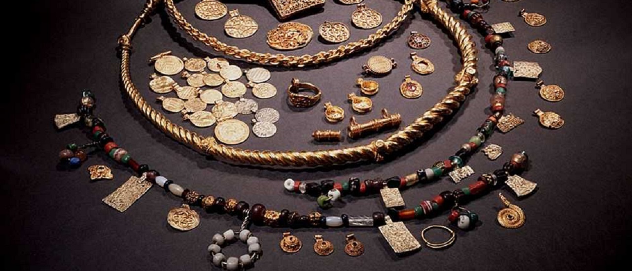 History of Necklaces: From Ancient Symbols to Handmade Jewelry