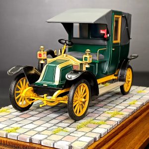 Renault Type AG Taxi de la Marne | model in scale 1:24 | on wooden base with acrylic case