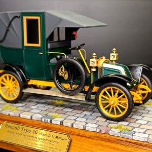 Renault Type AG Taxi de la Marne | model in scale 1:24 | on wooden base with acrylic case
