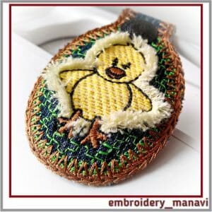In_the_hoop_design_keychain_in_the_form_of_egg_with_a_chicken