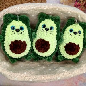 Crochet pattern for a keychain for an amigurumi bag Cat-Avacado