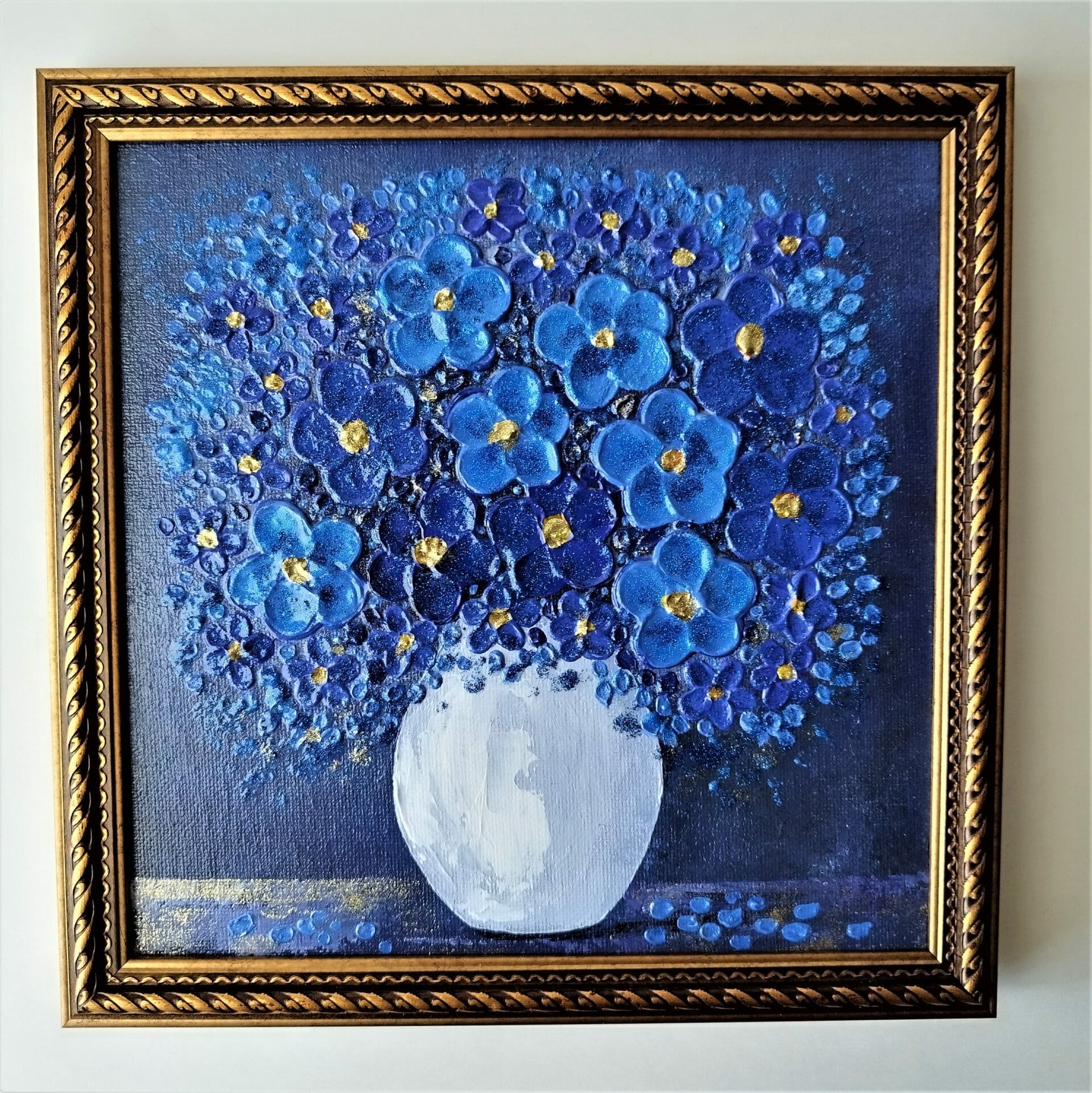 https://s3.eu-central-1.wasabisys.com/crealandia.com/wp-content/uploads/2023/04/28121515/palette-knife-painting-floral-art-in-a-frame-bouquet-of-blue-flowers-in-a-vase.jpg