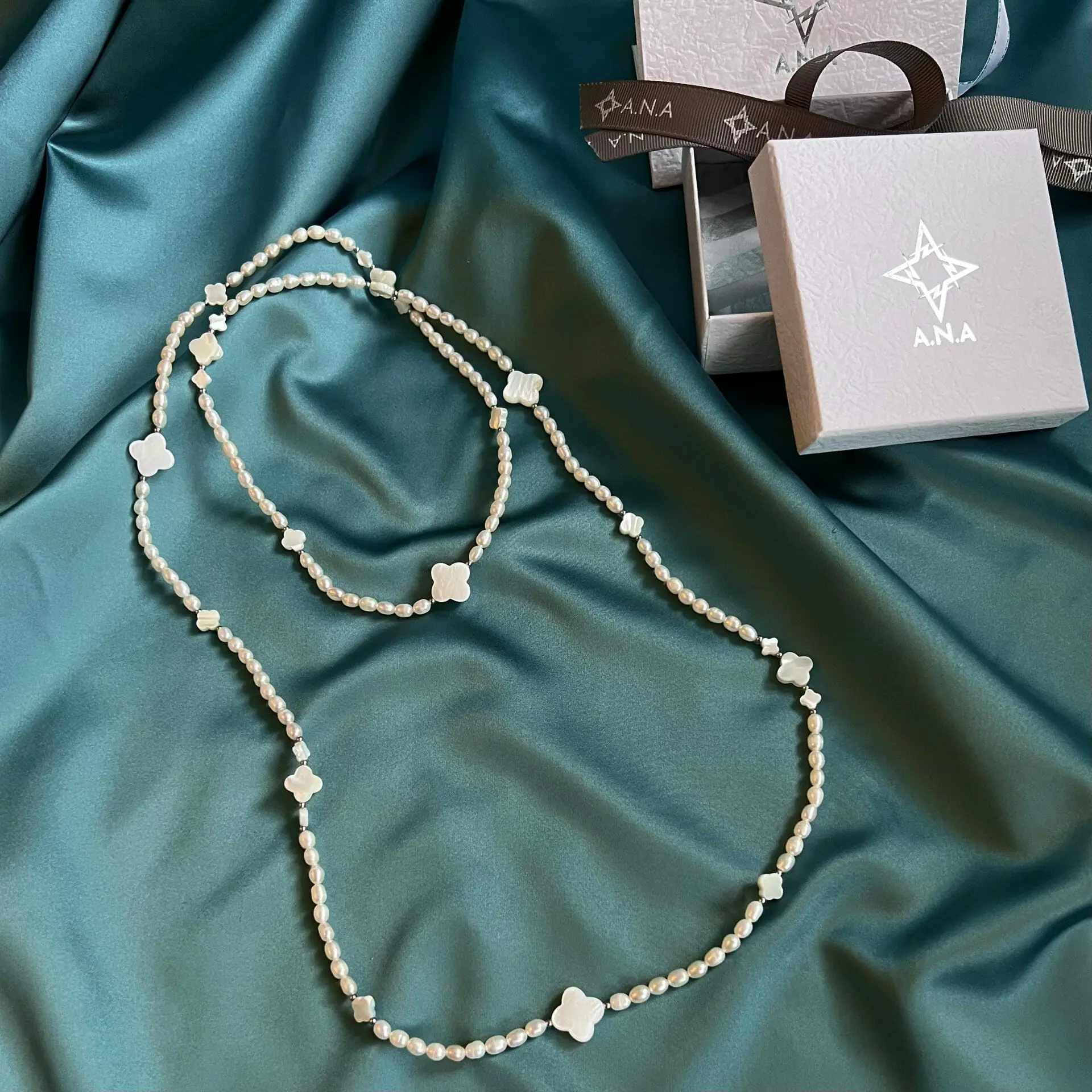 EDEN CLOVER Pearl Necklace by ANAMORE