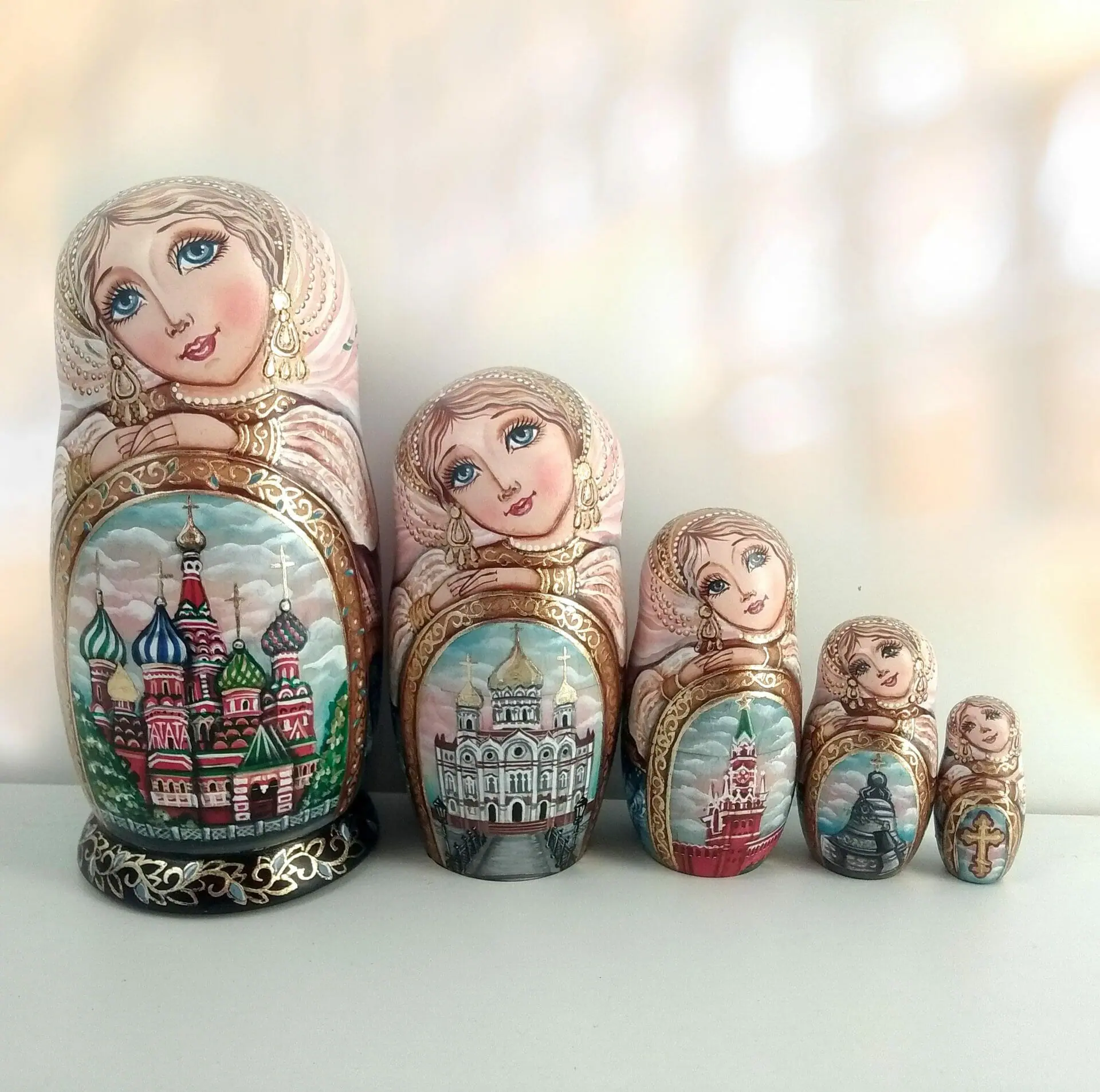 Russian Wooden Doll Matryoshka Moscow. Nesting Doll 5 pes.