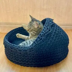 Handmade knitted pet bed for cats and small dogs, nest, house, basket (Copy)