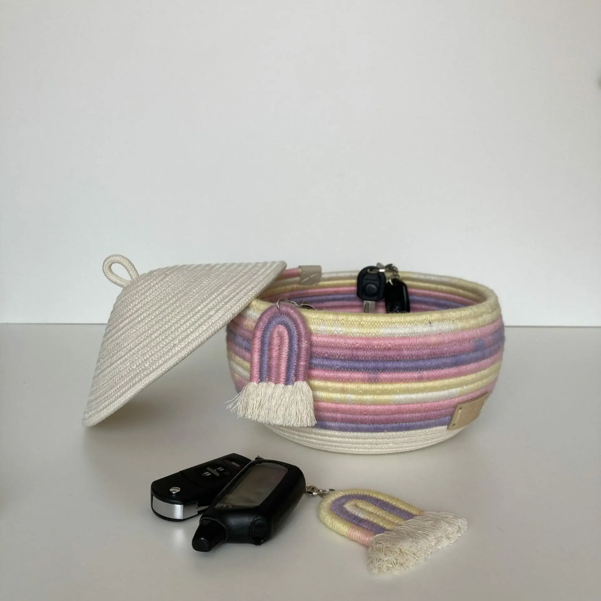 Pink storage basket with lid 19.5 cm x 19 cm