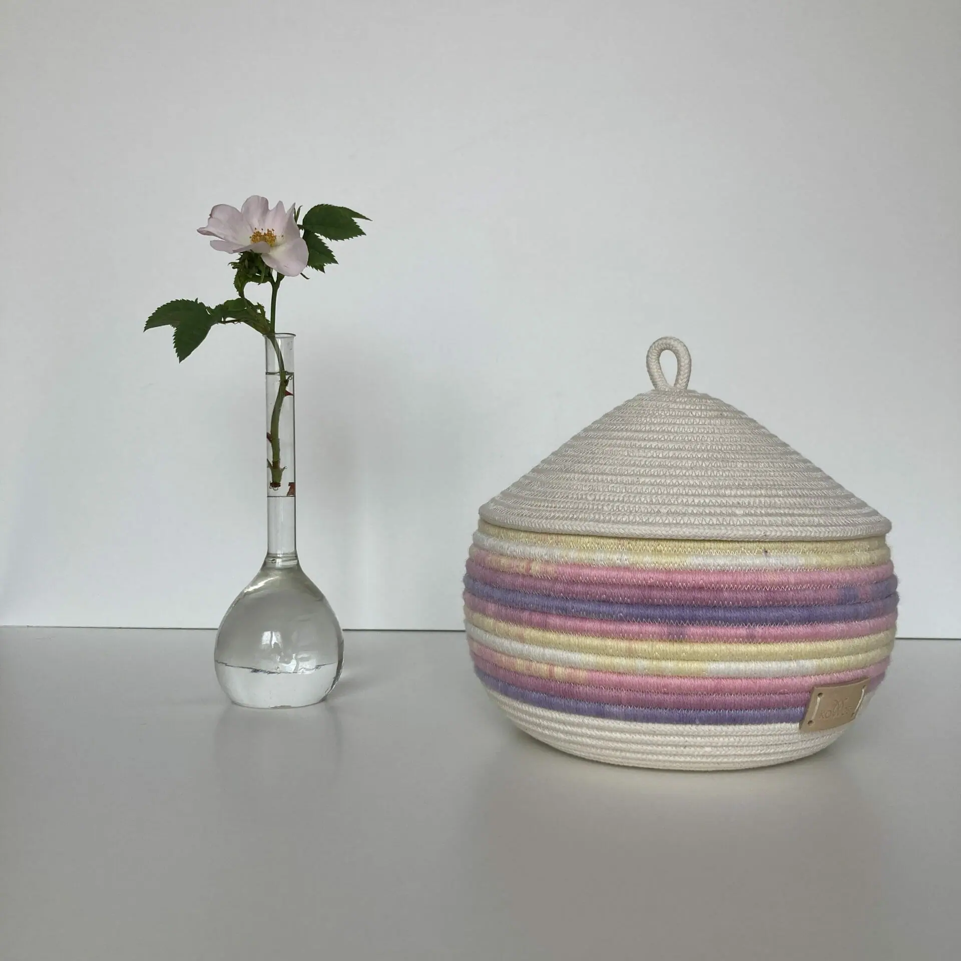 Pink storage basket with lid 19.5 cm x 19 cm