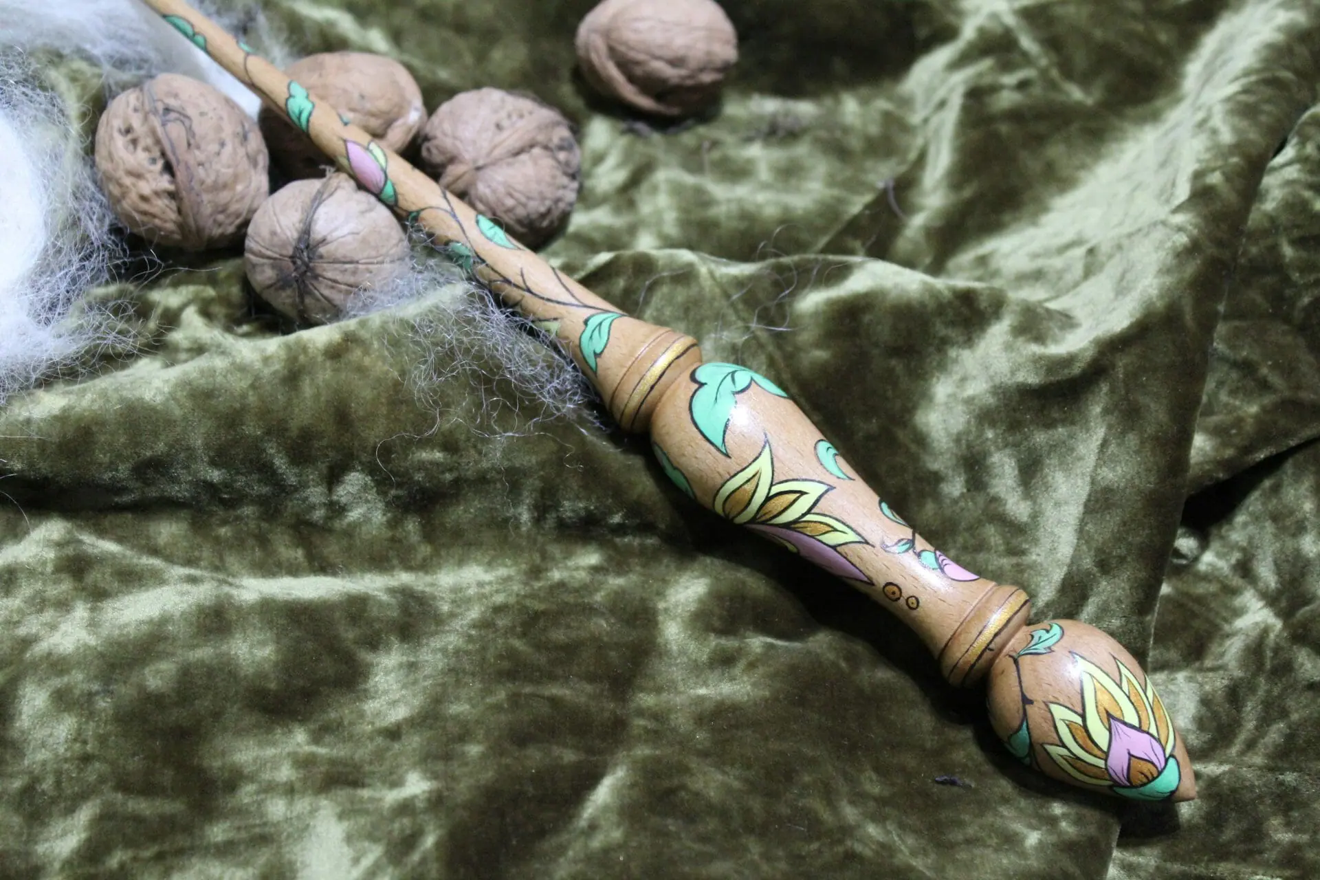 Handpainted beech wood russian support spindle. Crealandia