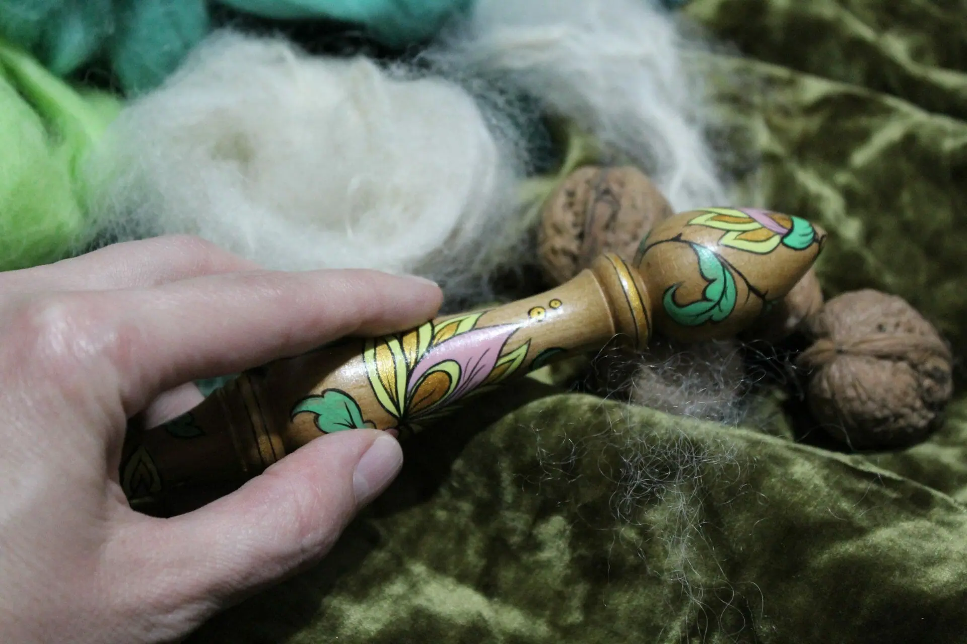 Handpainted beech wood russian support spindle. Crealandia