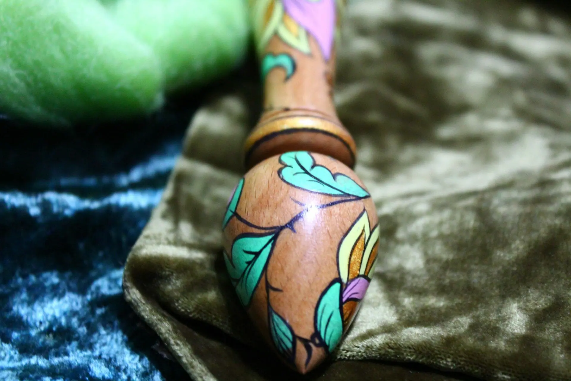 Handpainted beech wood russian support spindle. Crealandia