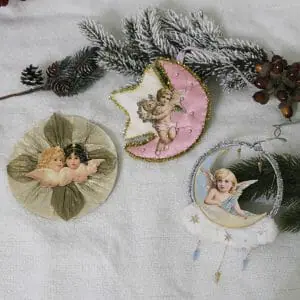 At the turn of the century, flat and voluminous cardboard Christmas tree decorations appeared , since they also have German origin - they are still called "Dresden" or "Dresden" ornament.