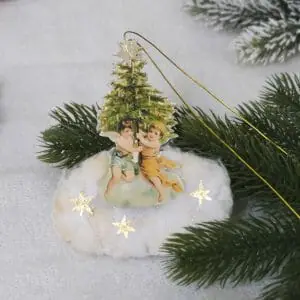 Vintage style Christmas decorations for Christmas and New Years will remind you of the old traditions of the Victorian era. Since the mid-19th century, the tradition of decorating a Christmas tree has spread throughout the world. At the turn of the century, flat and voluminous cardboard Christmas tree decorations appeared , since they also have German origin - they are still called "Dresden" or "Dresden" ornament. " Such decorations are two pieces of cardboard glued together with a slightly convex pattern mirrored on them. Thus, the toy turned out to be two-sided.