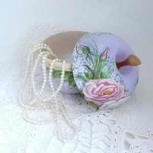 apple-shaped-jewelry-bo