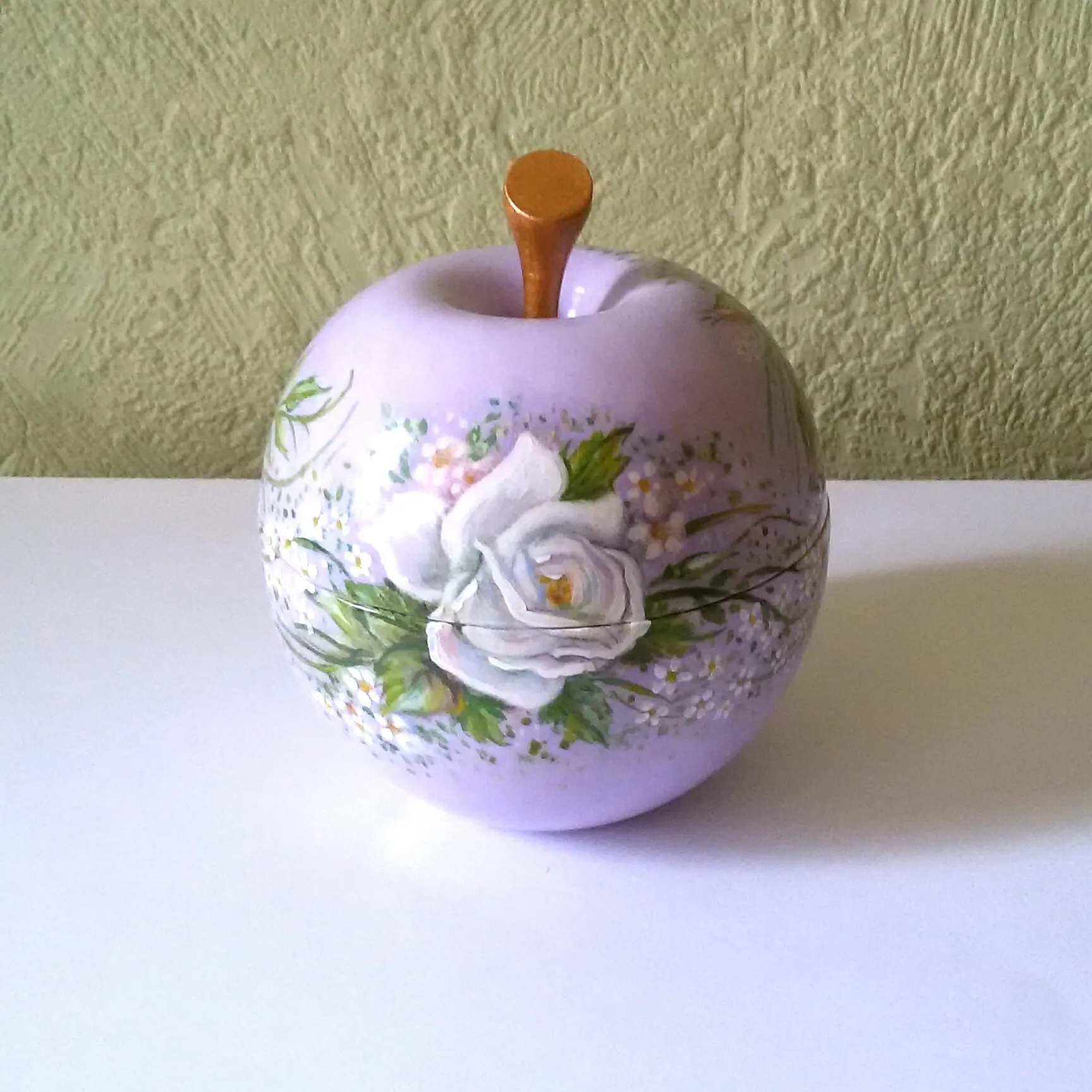Apple-shaped jewelry box . Delicate roses painted by hand .