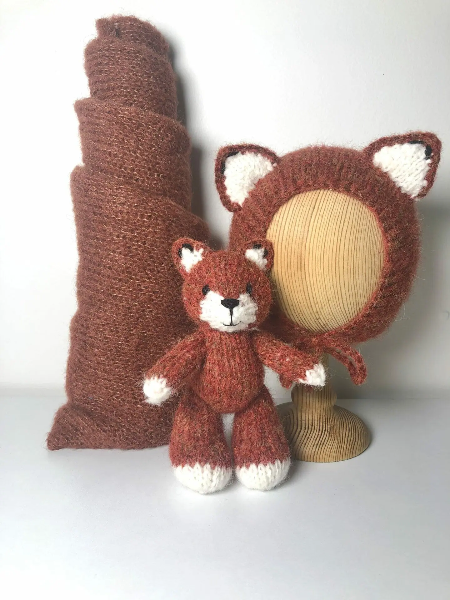 Newborn photo prop fox set: toy fox, matching bonnet and wrap