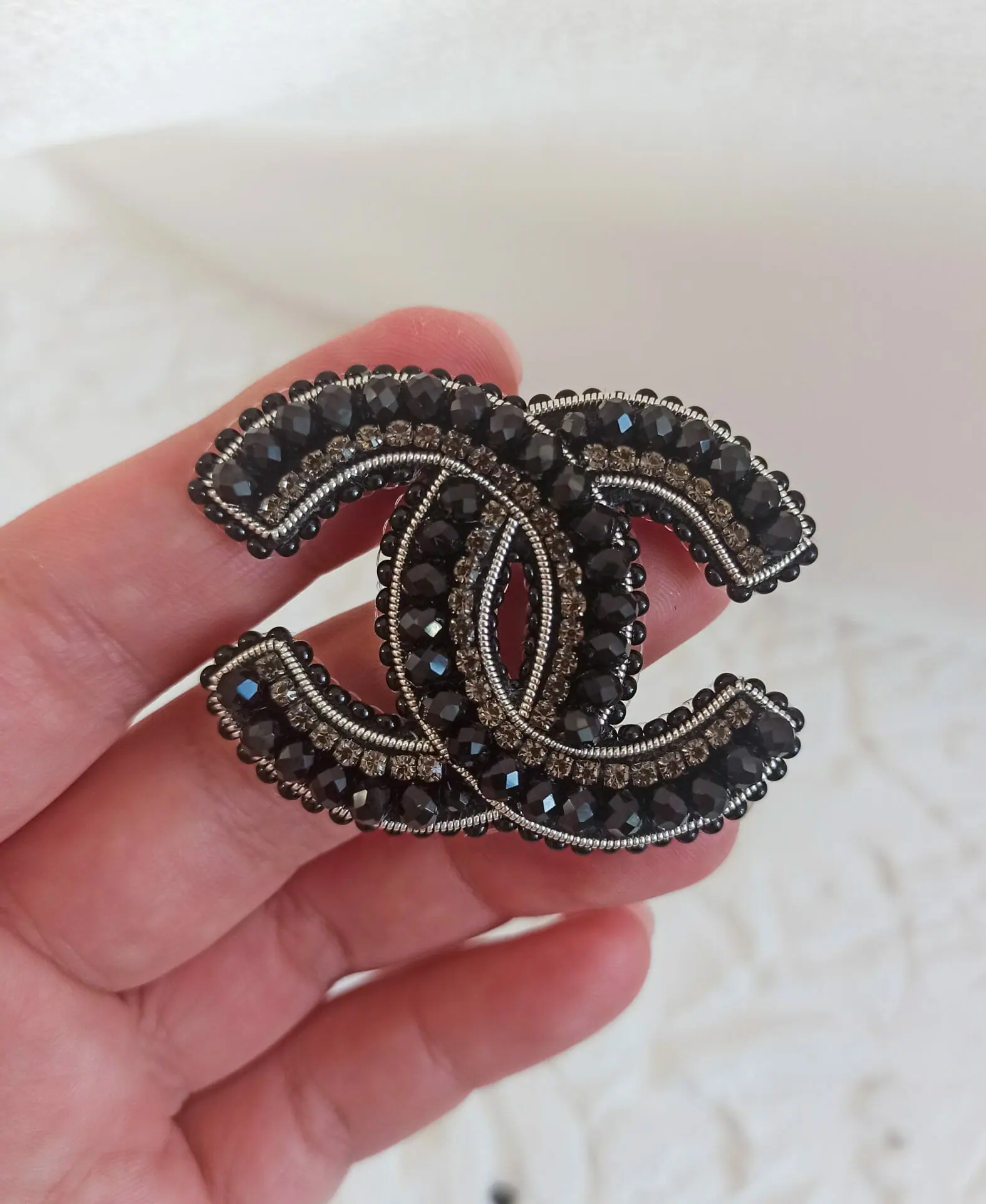 Classic brooch black in Chanel style hand-embroidered - Crealandia