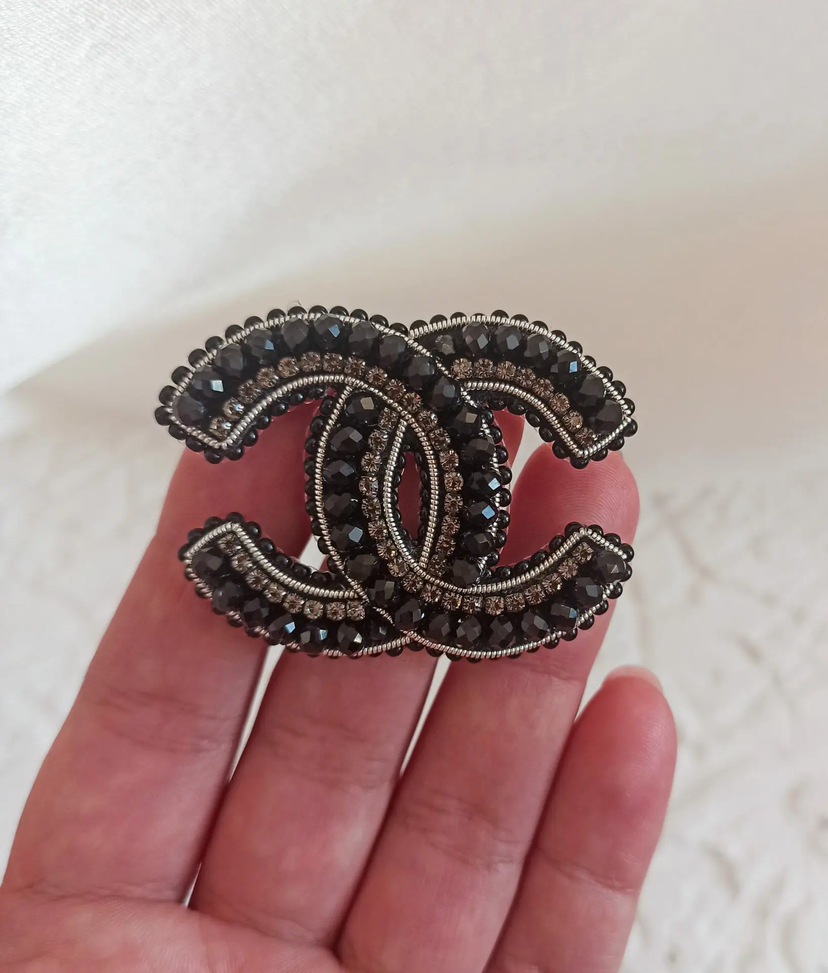 Classic brooch black in Chanel style hand-embroidered - Crealandia