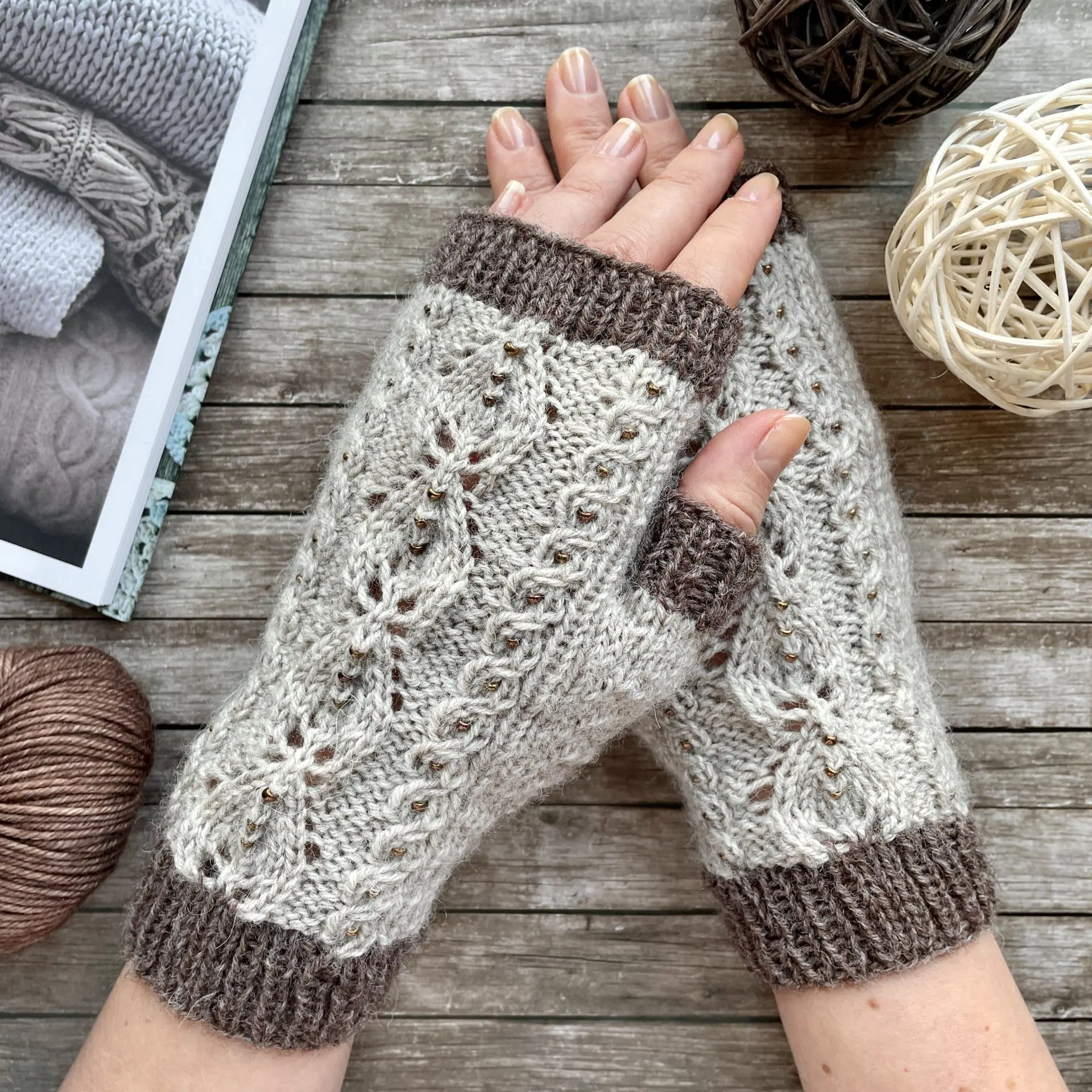 Lunaria mitts knitting pattern (PDF ENG)
