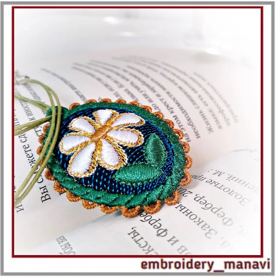 In The Hoop embroidery Set oval of jewelry with a chamomile