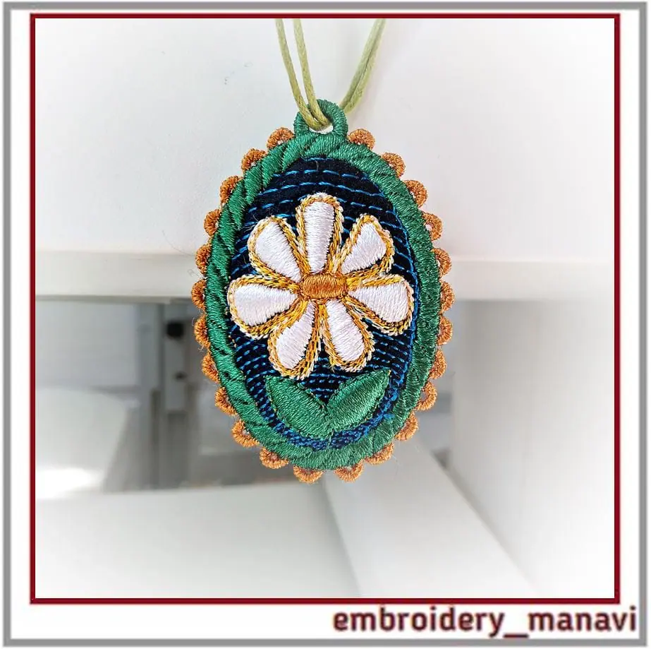 In The Hoop embroidery Set oval of jewelry with a chamomile