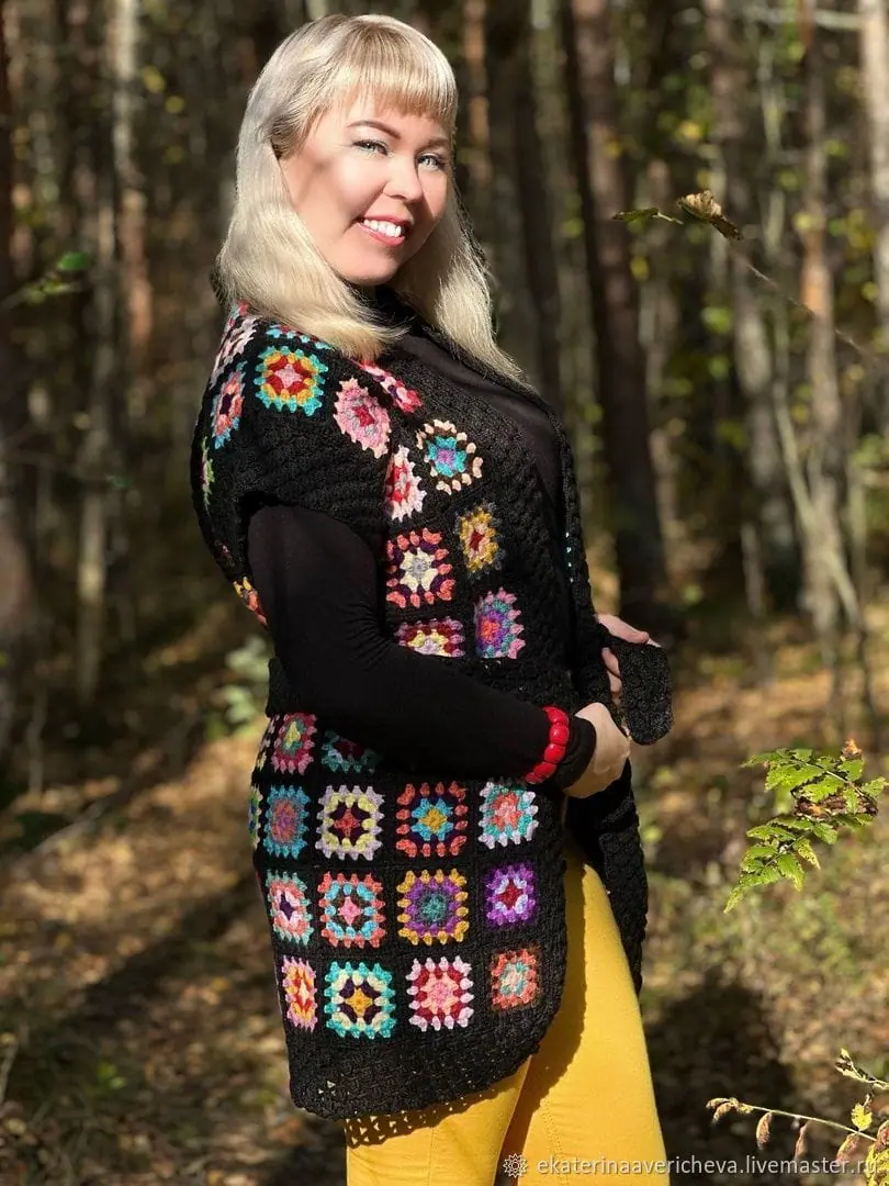 Crocheted vest with a belt made of 100% wool.