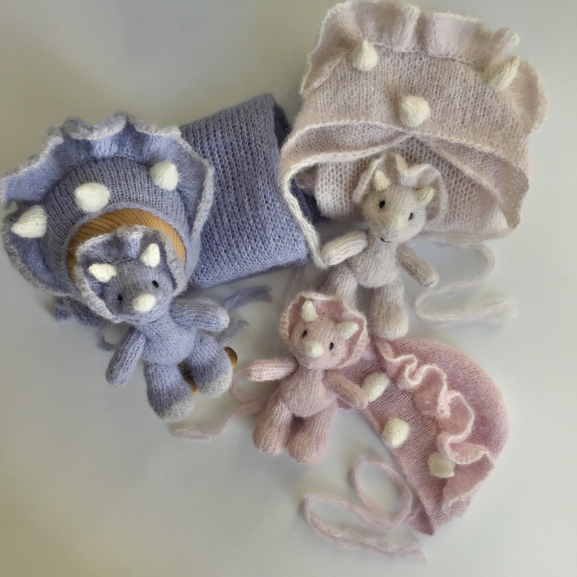 Newborn photo prop Dino set: little knitted dino, matching bonnet, wrap