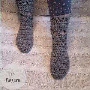 Women’s wool crochet socks with skulls