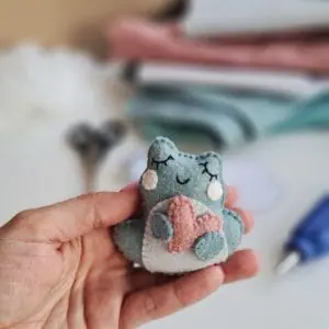 felt frog heart pattern