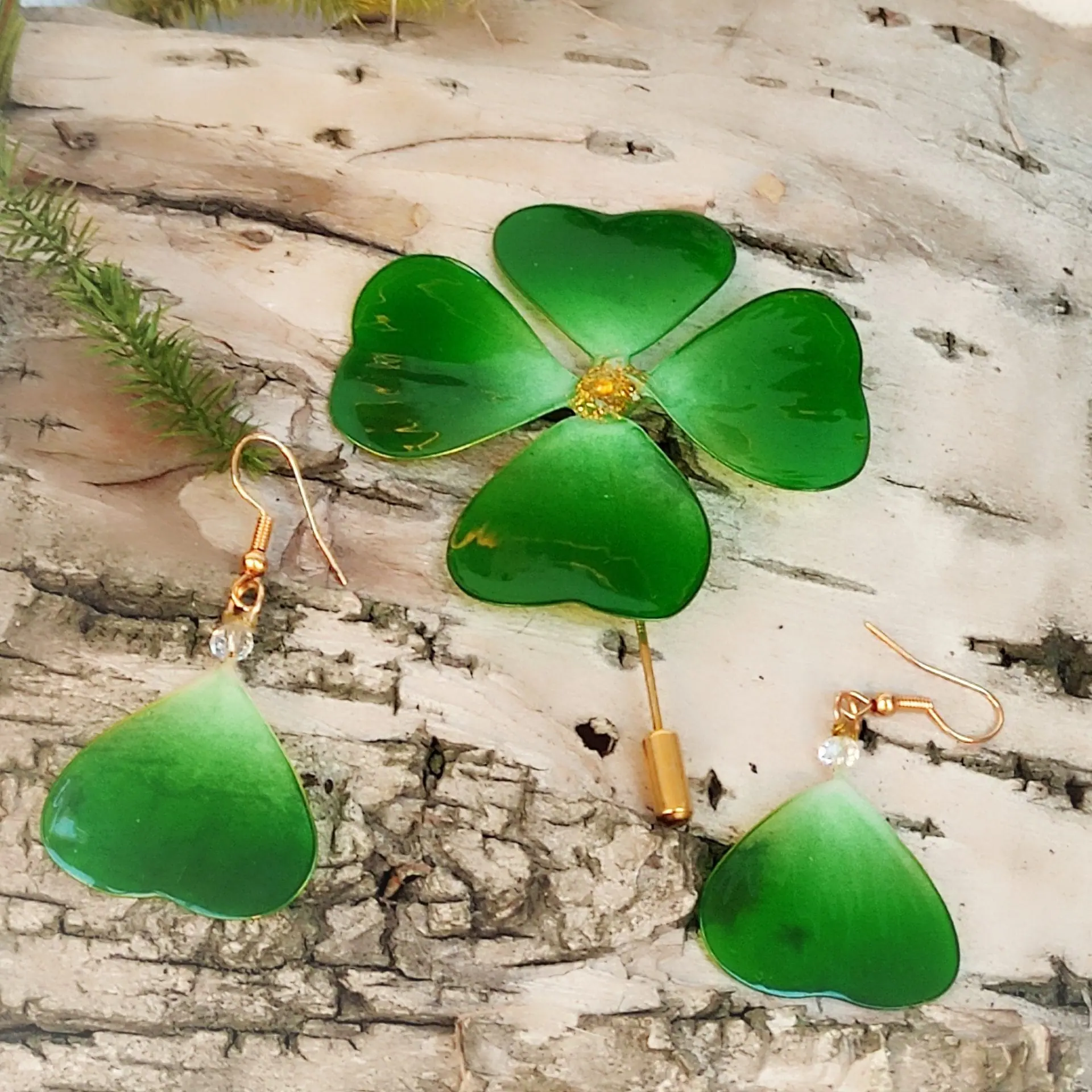 Clover set: brooch and earrings. Handmade bijou. 1 Clover set. Brooch and earrings.