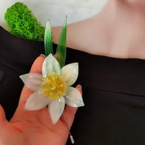 Daffodil brooch with transparent petals