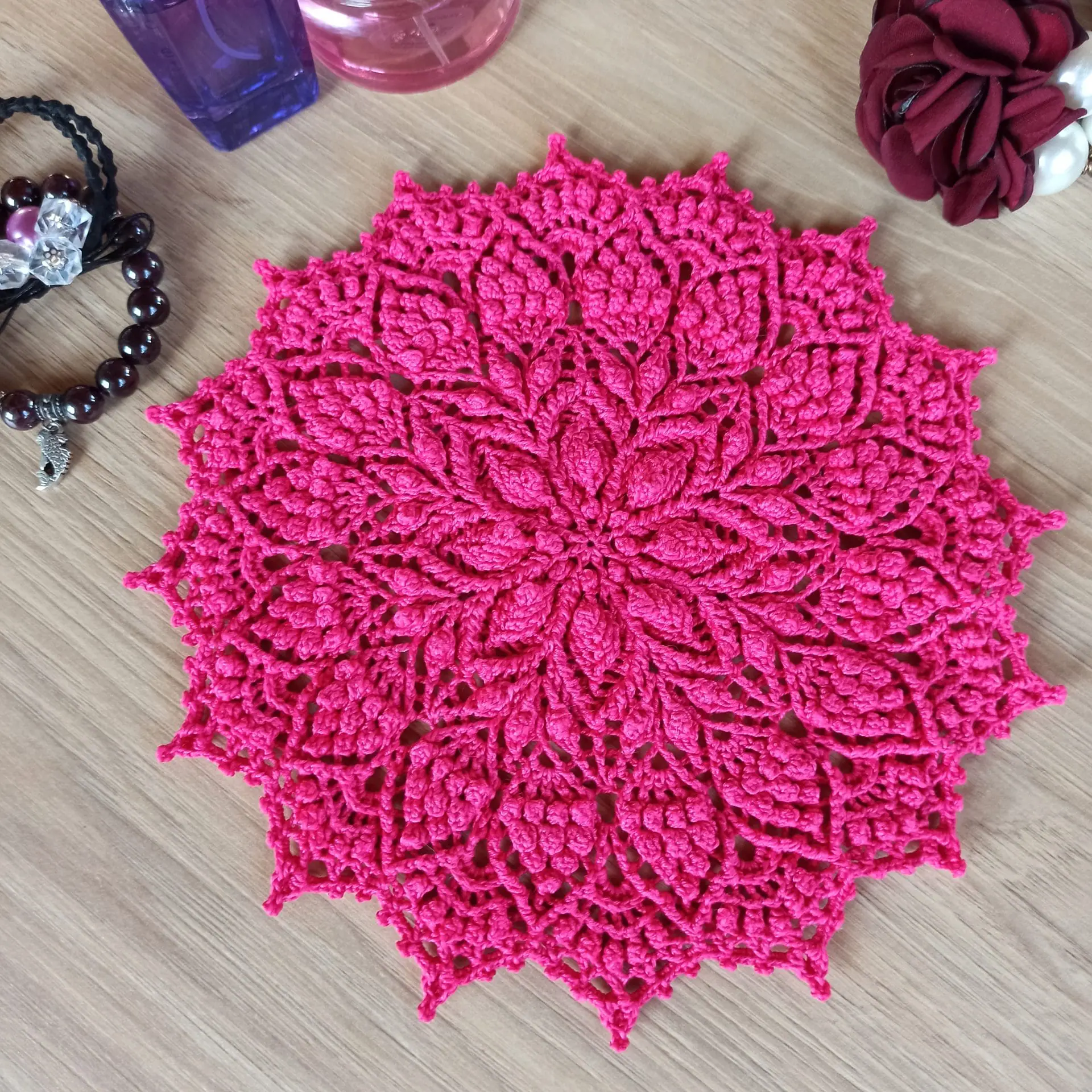 Textured relief doily Arya hot pink color