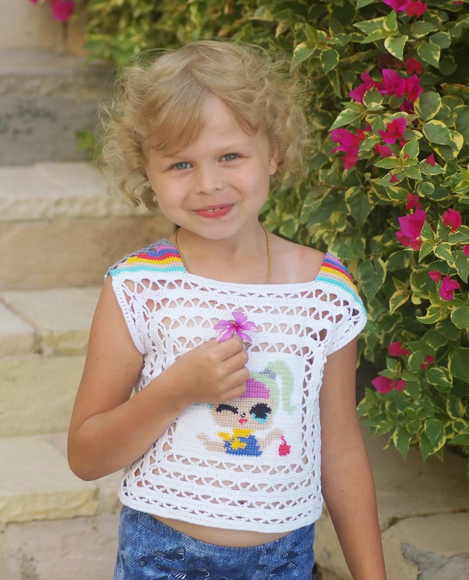 Girl’s intarsia crochet top pattern – top The Doll