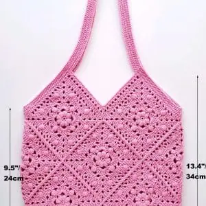 Crochet tote bag granny square pattern with flower. Crochet tutorial includes different ways to connect granny squares. Using this easy granny square pattern, you can crochet a bag, blanket, coasters or clothes. Pattern includes: instructions, photos, diagram and video.