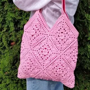Crochet tote bag granny square pattern with flower. Crochet tutorial includes different ways to connect granny squares. Using this easy granny square pattern, you can crochet a bag, blanket, coasters or clothes. Pattern includes: instructions, photos, diagram and video.