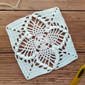 Lace granny square crochet pattern includes: instructions, photos, diagram, 5 ways to join granny squares.
