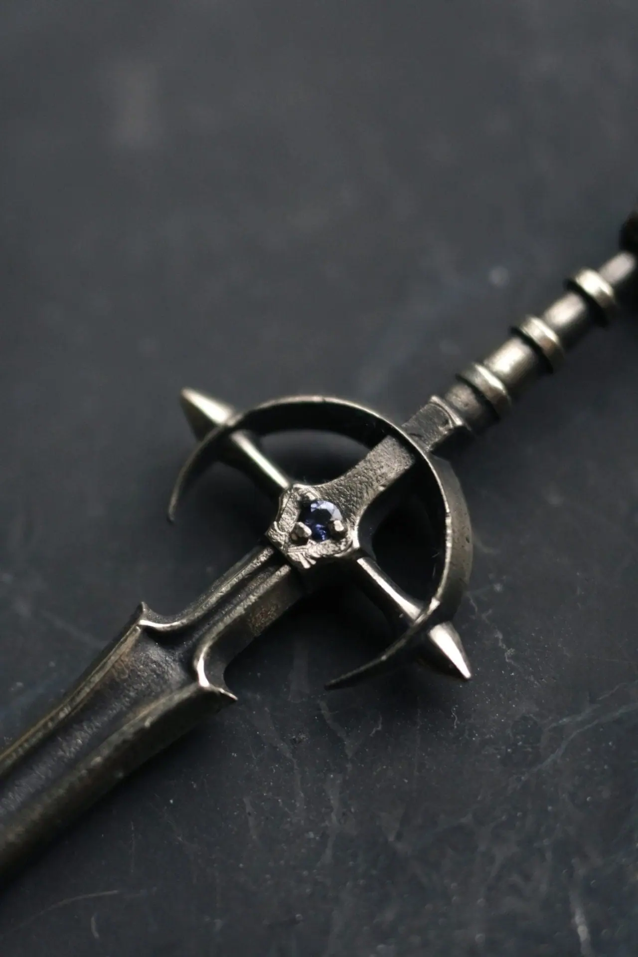 Neusilber sword pendant with iolite - Crealandia