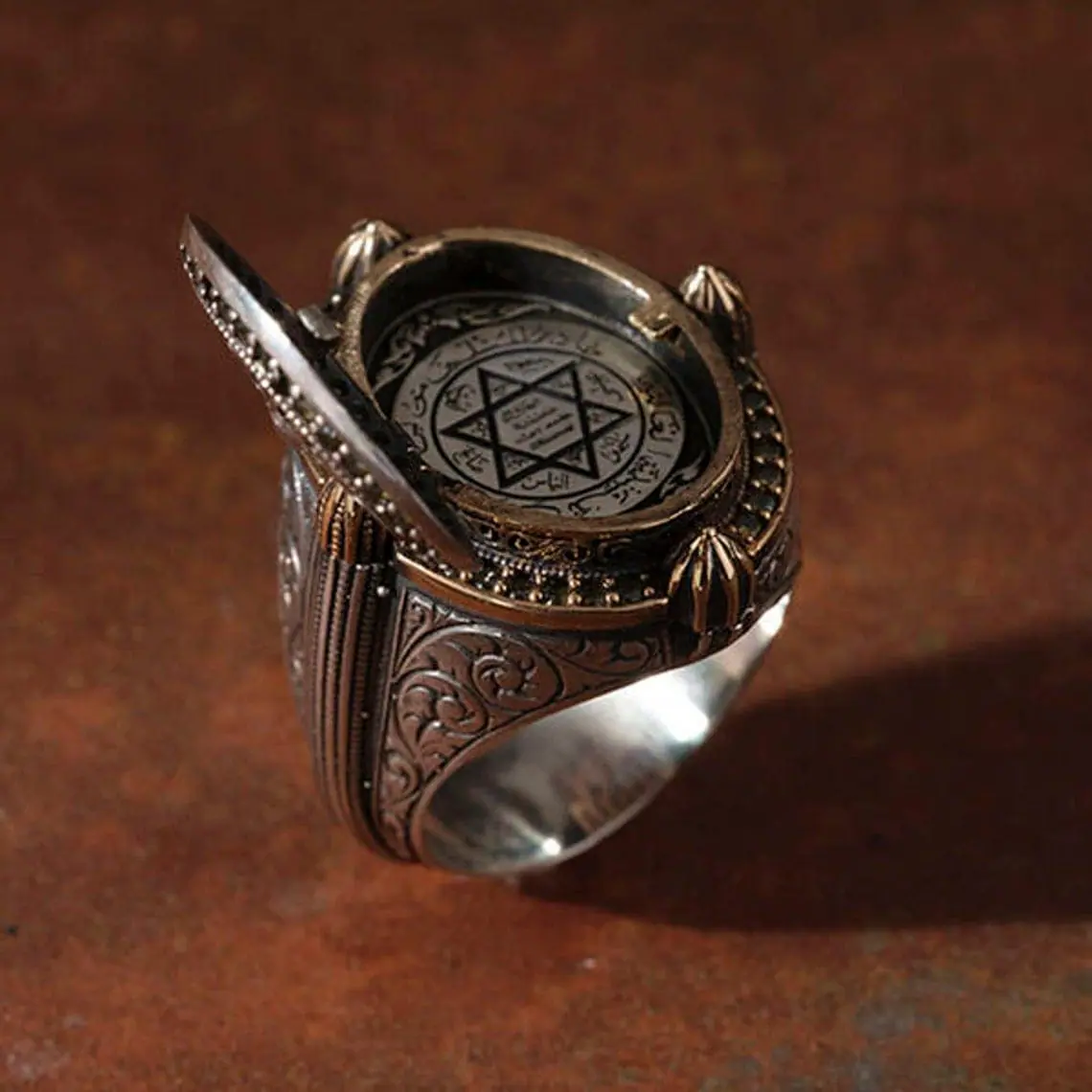 ミッシングリンク Secret Silver Secret Compartment Ring – Elegance with a Hidden