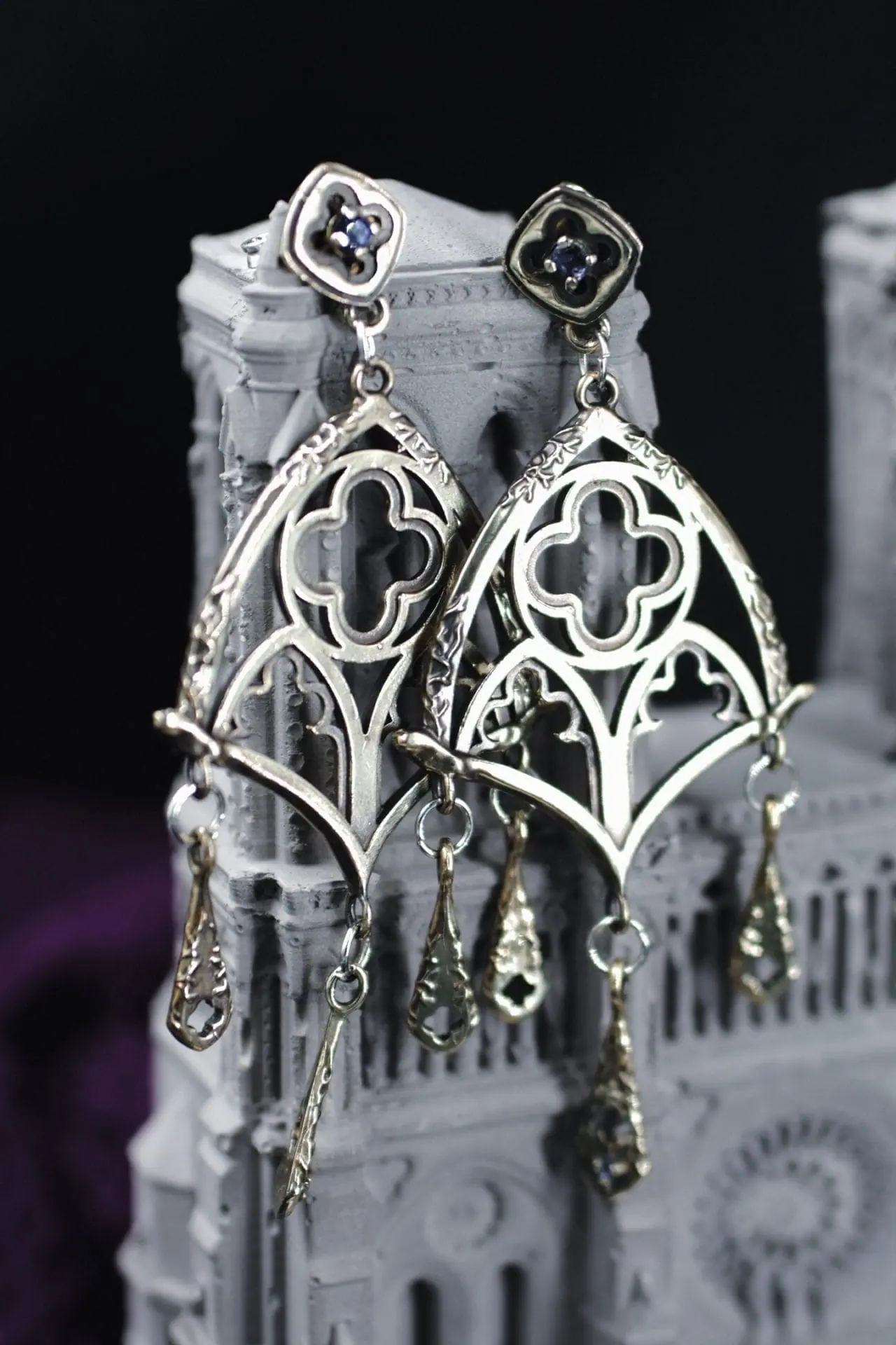 Gothic earrings with iolite - Crealandia