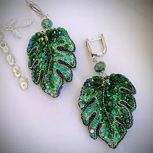 beaded-green-monstera-leaf-earrings