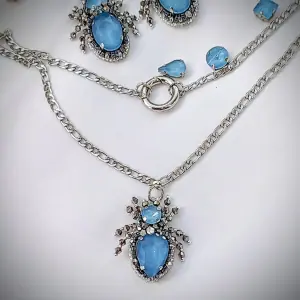 handmade-spider-pendant-with-blue-crystal