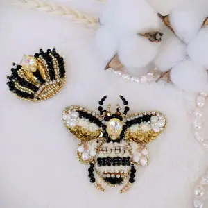 pin-bee-with-crown-gold-and-white