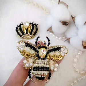 embroidered-bee-brooch-with-natural-pearls