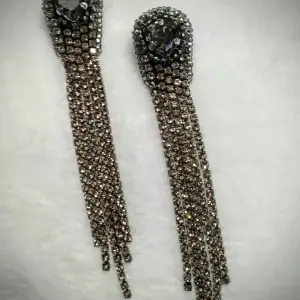 lone-evening-black-crystal-earrings-with-rhinestone-chains